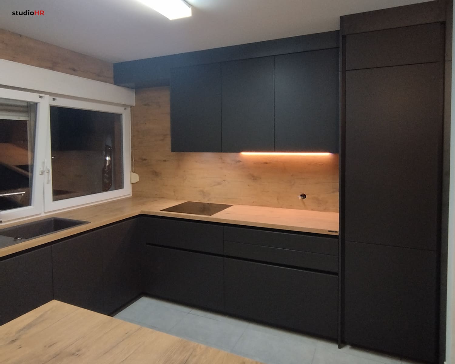 DanKüchen Silbermond kuhinja po mjeri u tamnoj mat izvedbi s drvenom radnom pločom i LED rasvjetom