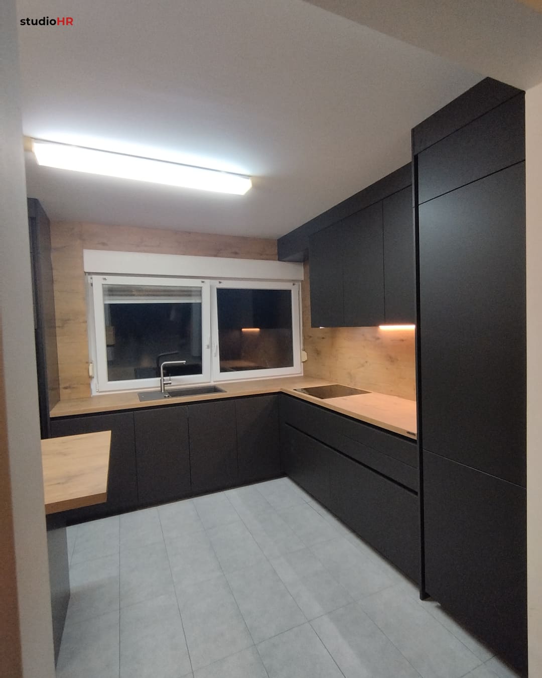 DanKüchen Silbermond kuhinja po mjeri u tamnoj mat boji s drvenom radnom pločom i L rasporedom