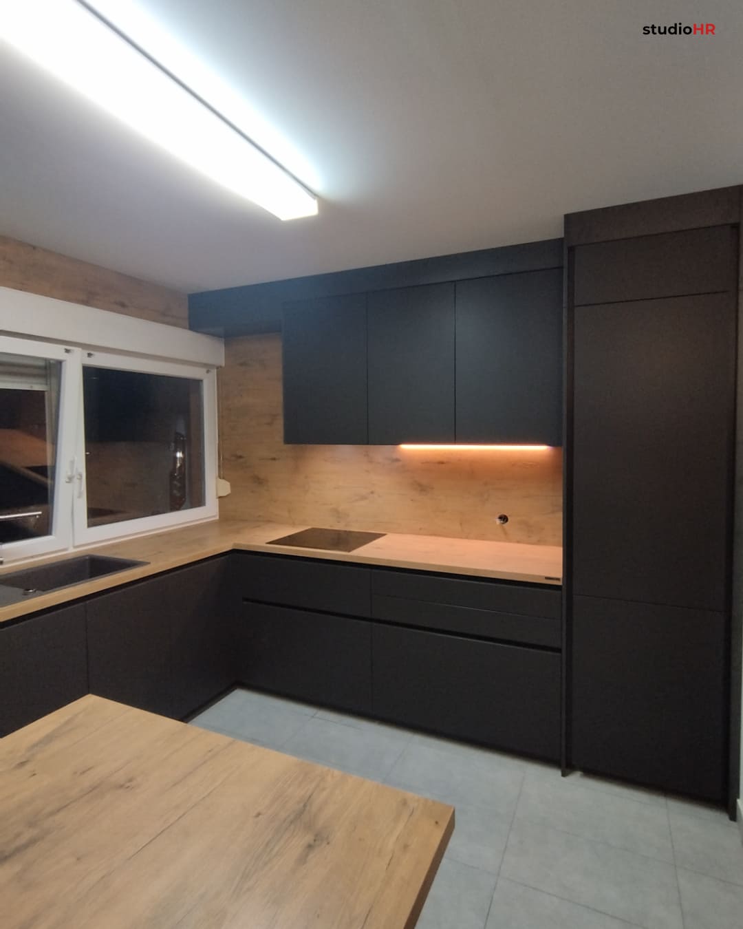 Moderna DanKüchen Silbermond kuhinja u tamnoj mat izvedbi s drvenim dekorom i LED trakom