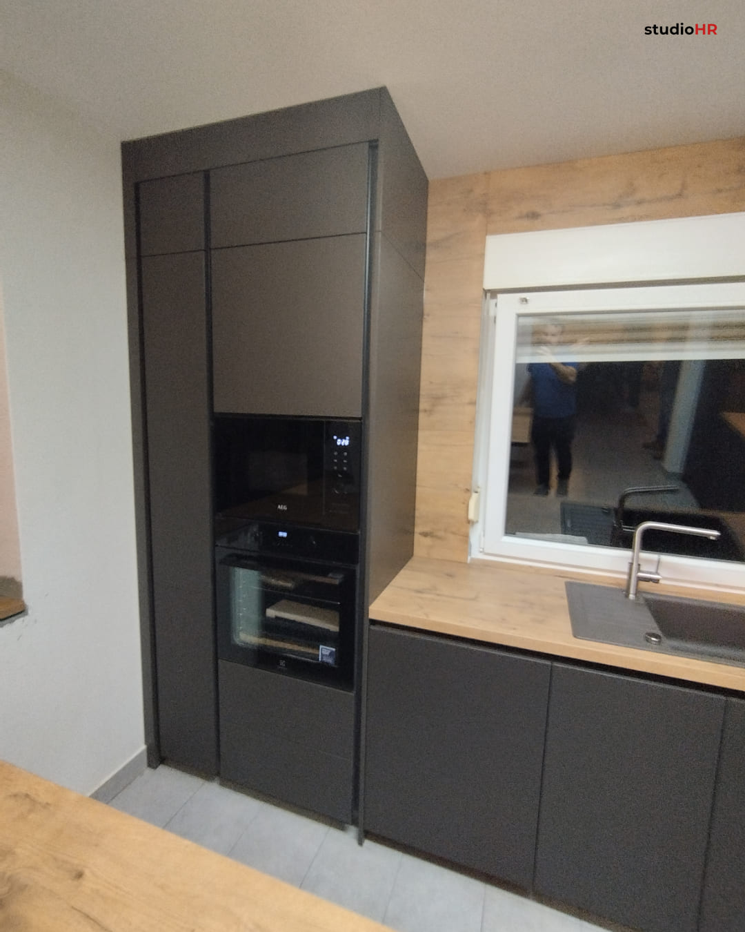 Ugradbeni visoki elementi DanKüchen Silbermond kuhinje s pećnicom i drvenom radnom pločom