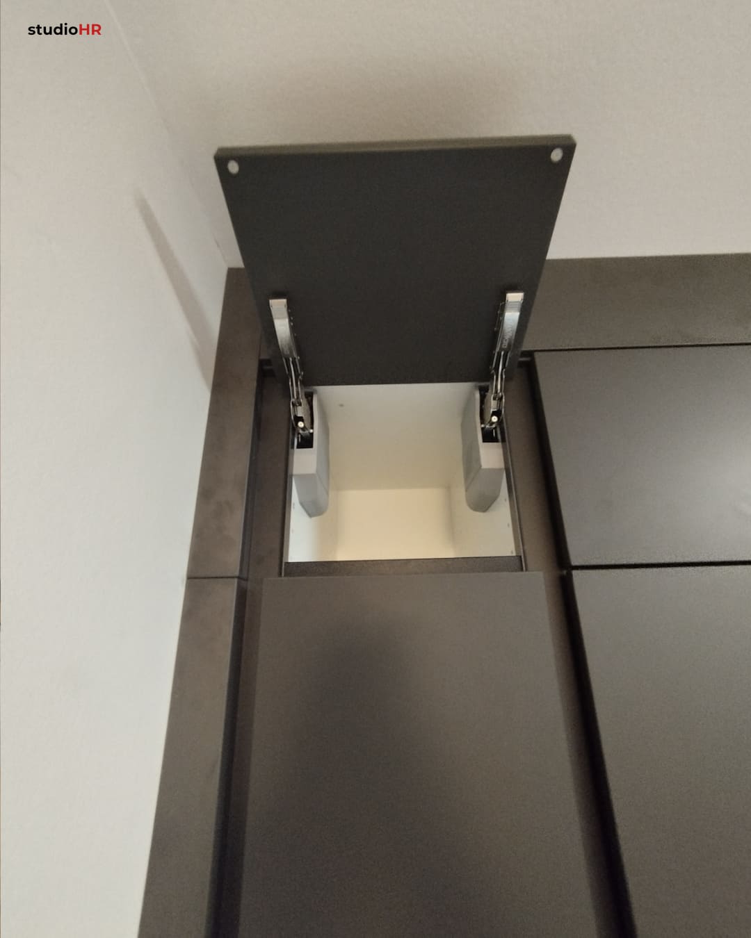 Podizni mehanizam u gornjem elementu DanKuchen Silbermond kuhinje