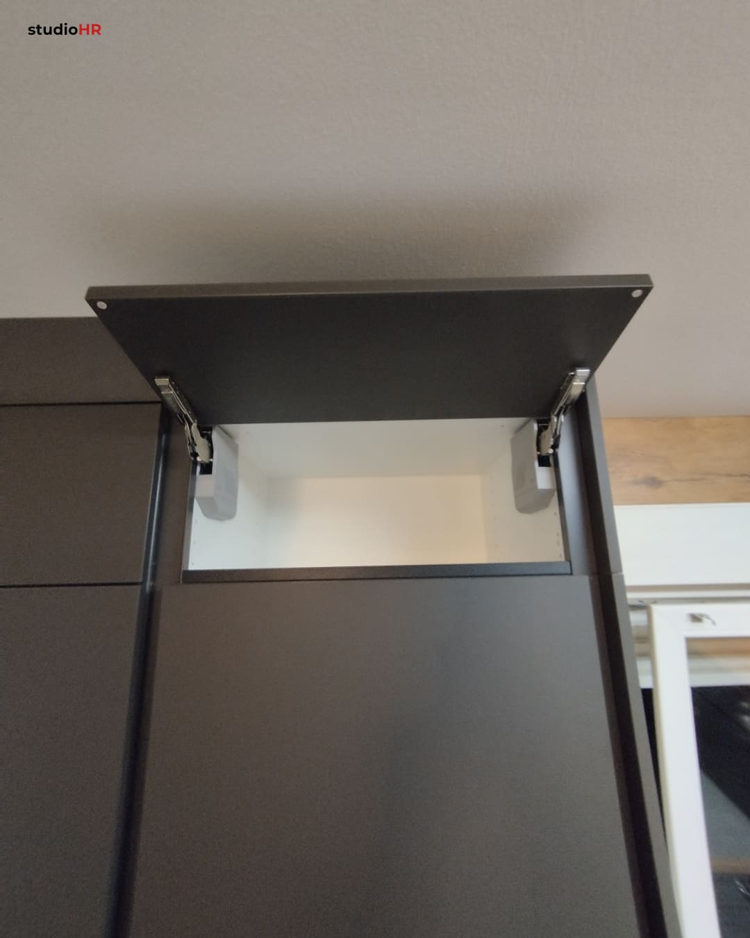 Podizni ormarić u gornjem elementu DanKuchen Silbermond kuhinje – otvoren mehanizam