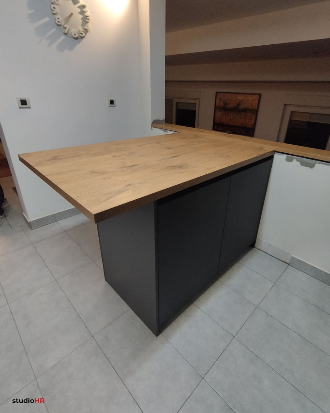 Drveni kuhinjski pult u DanKuchen Silbermond kuhinji s tamnom bazom i pločicama u sivim tonovima