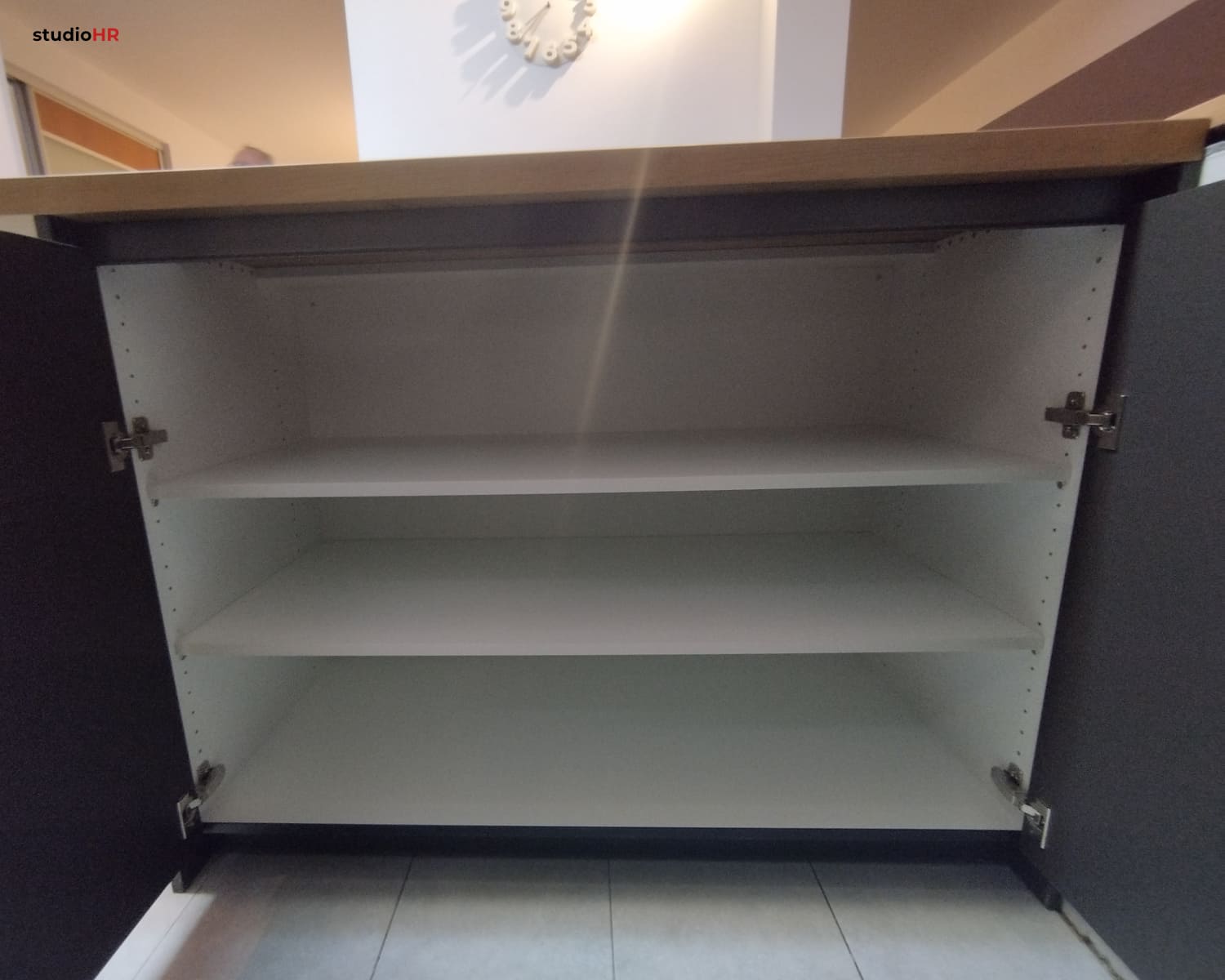 Otvoren donji ormarić s dvjema policama u DanKuchen Silbermond kuhinji