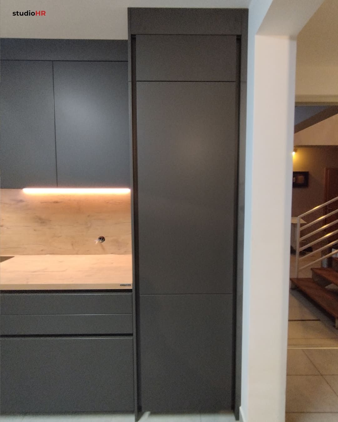 Visoki ormar za ugradbeni hladnjak s mat tamnom frontom u DanKuchen Silbermond kuhinji