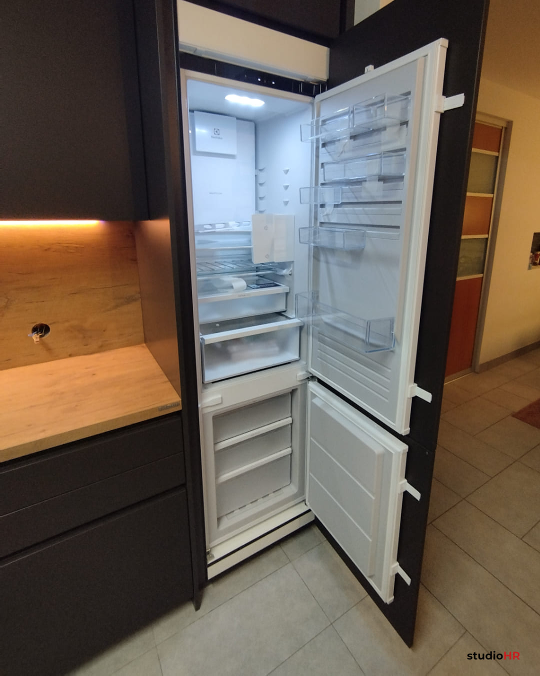 Ugradbeni hladnjak s otvorenim vratima u DanKuchen Silbermond kuhinji