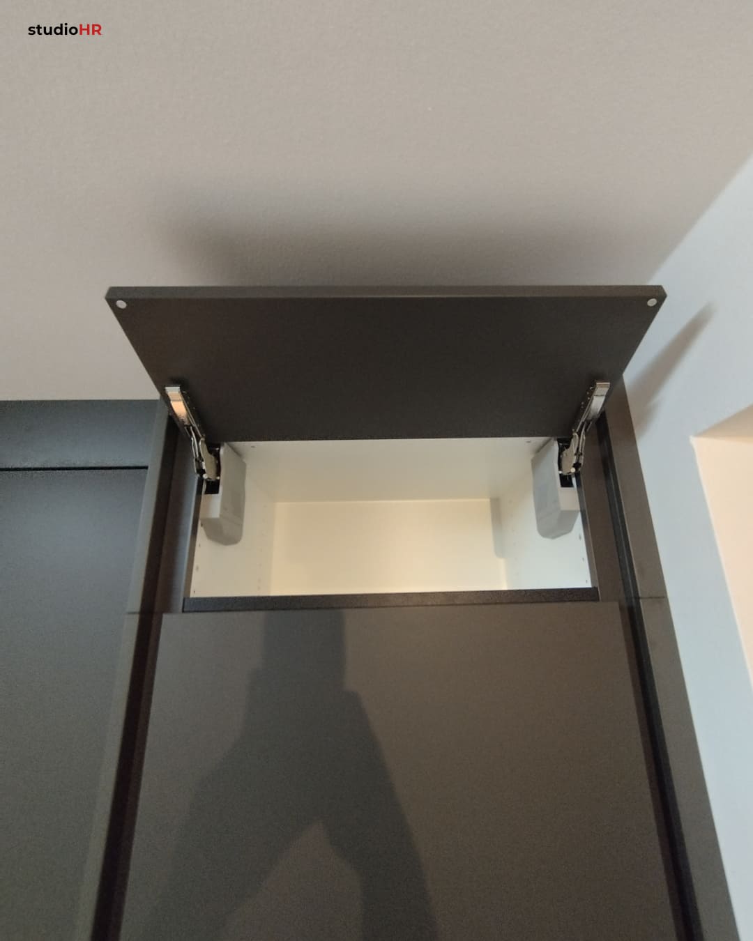 Otvoren gornji podizni element u DanKuchen Silbermond kuhinji