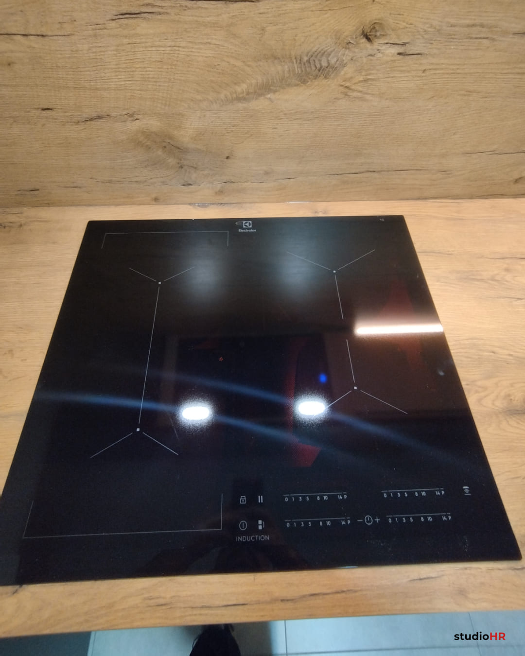 Ugradbena Electrolux indukcijska ploča u DanKuchen Silbermond kuhinji
