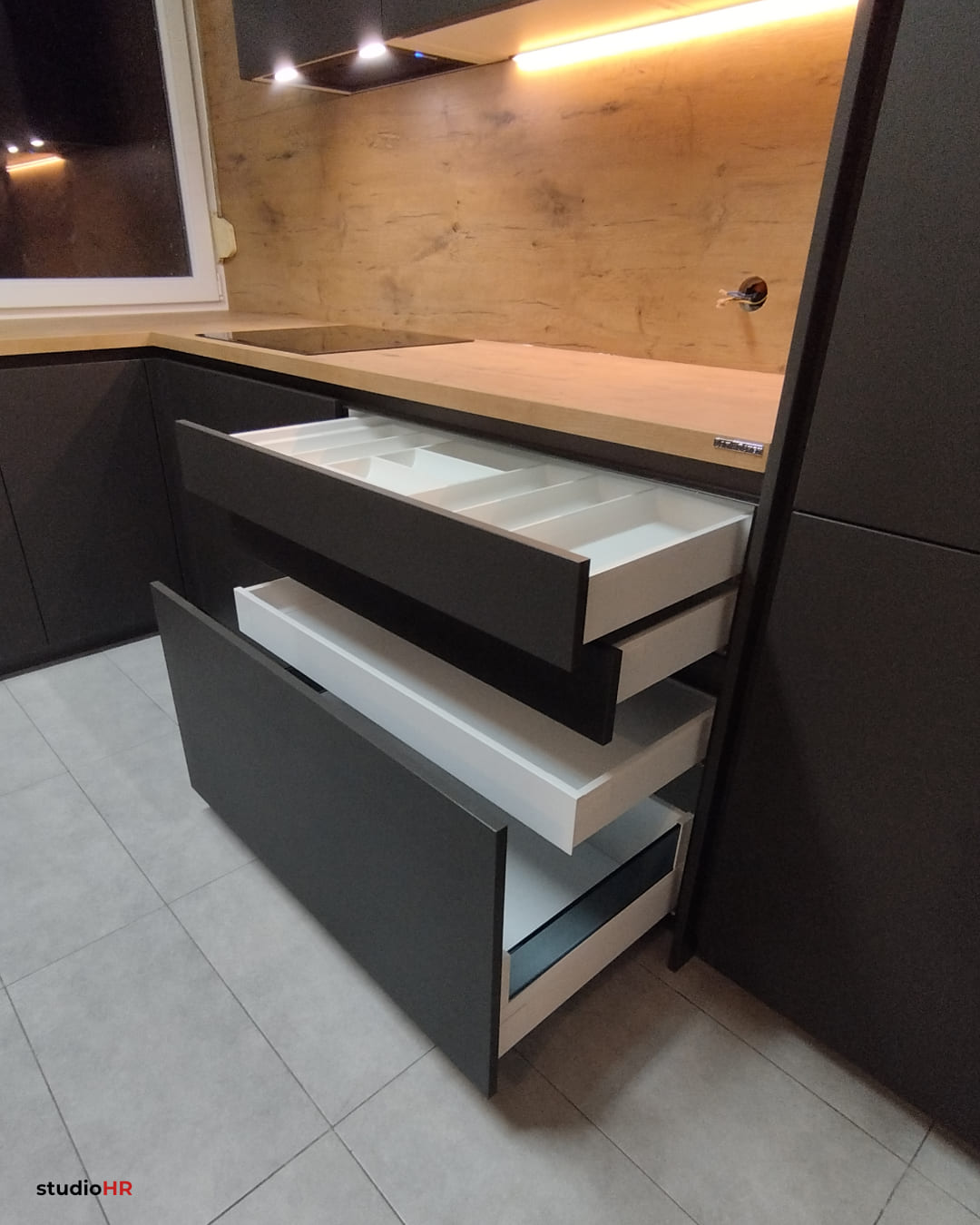 DanKuchen Silbermond kuhinja s otvorenim ladicama i organizatorom za beštek