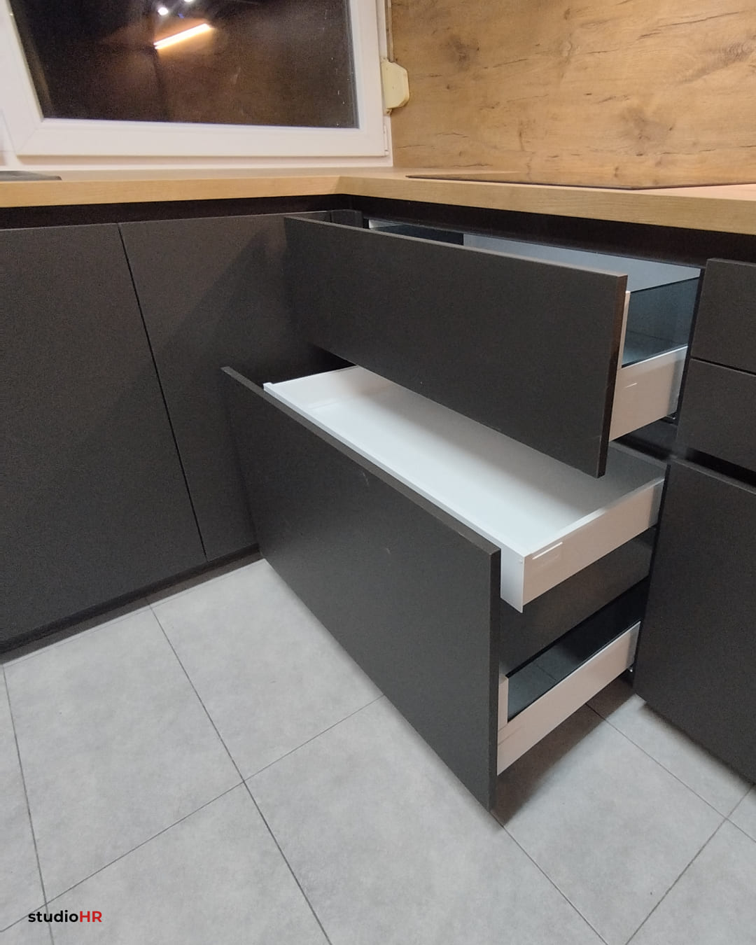 DanKuchen Silbermond kuhinja – otvorene ladice ispod radne plohe