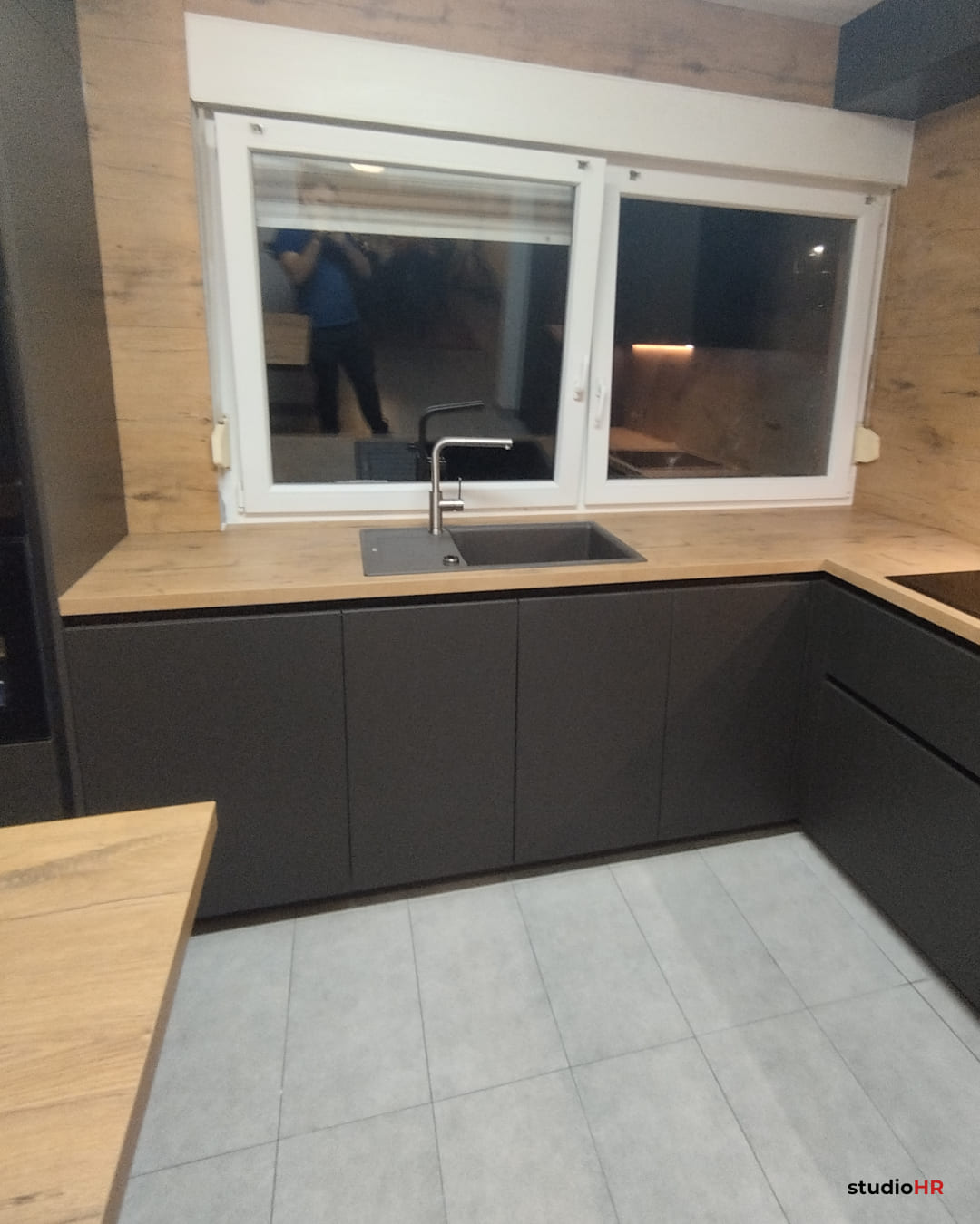 DanKuchen Silbermond kuhinja – sudoper ispod prozora s drvenom radnom plohom