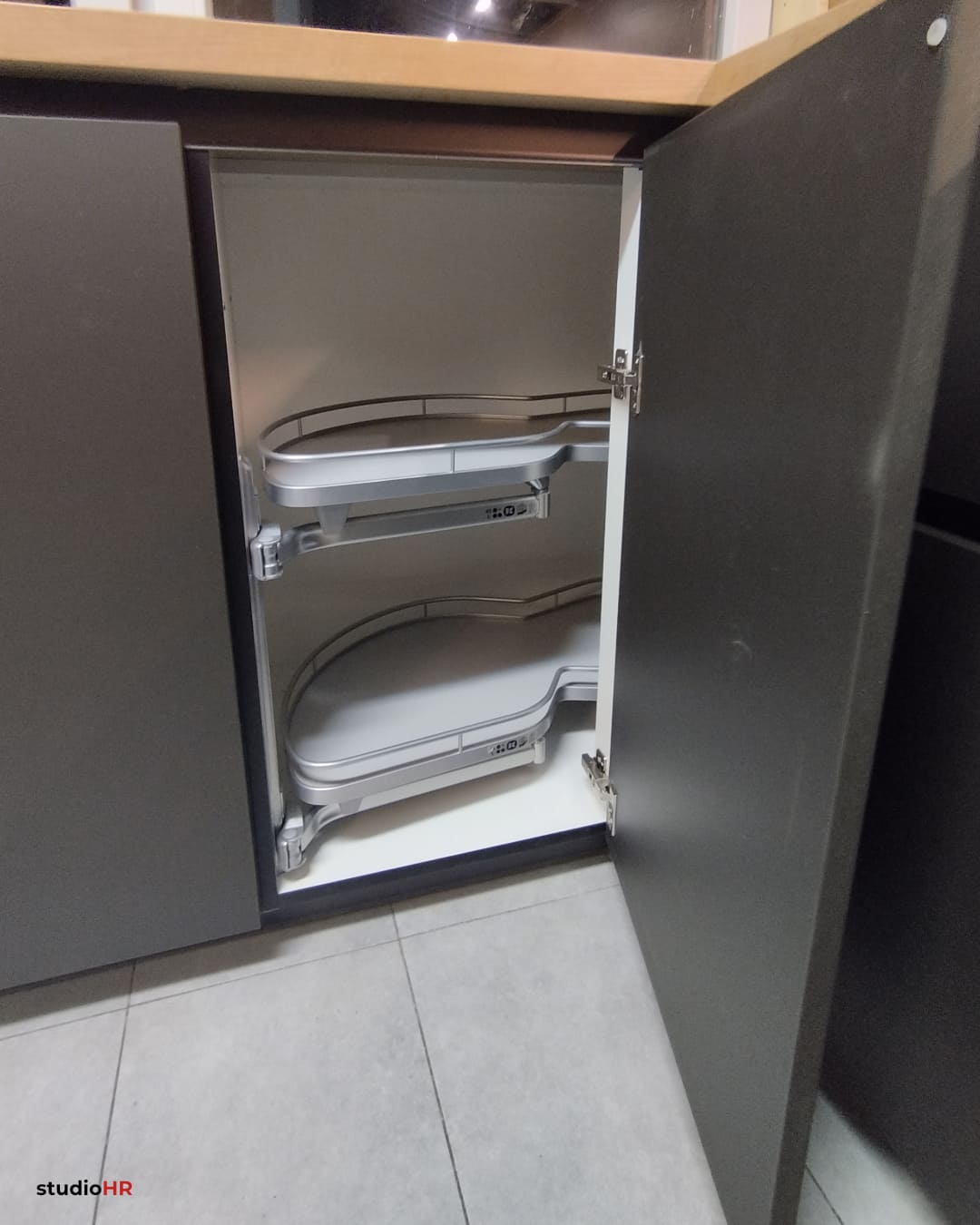 Kutni kuhinjski element s LeMans izvlačnim mehanizmom u DanKuchen Silbermond kuhinji