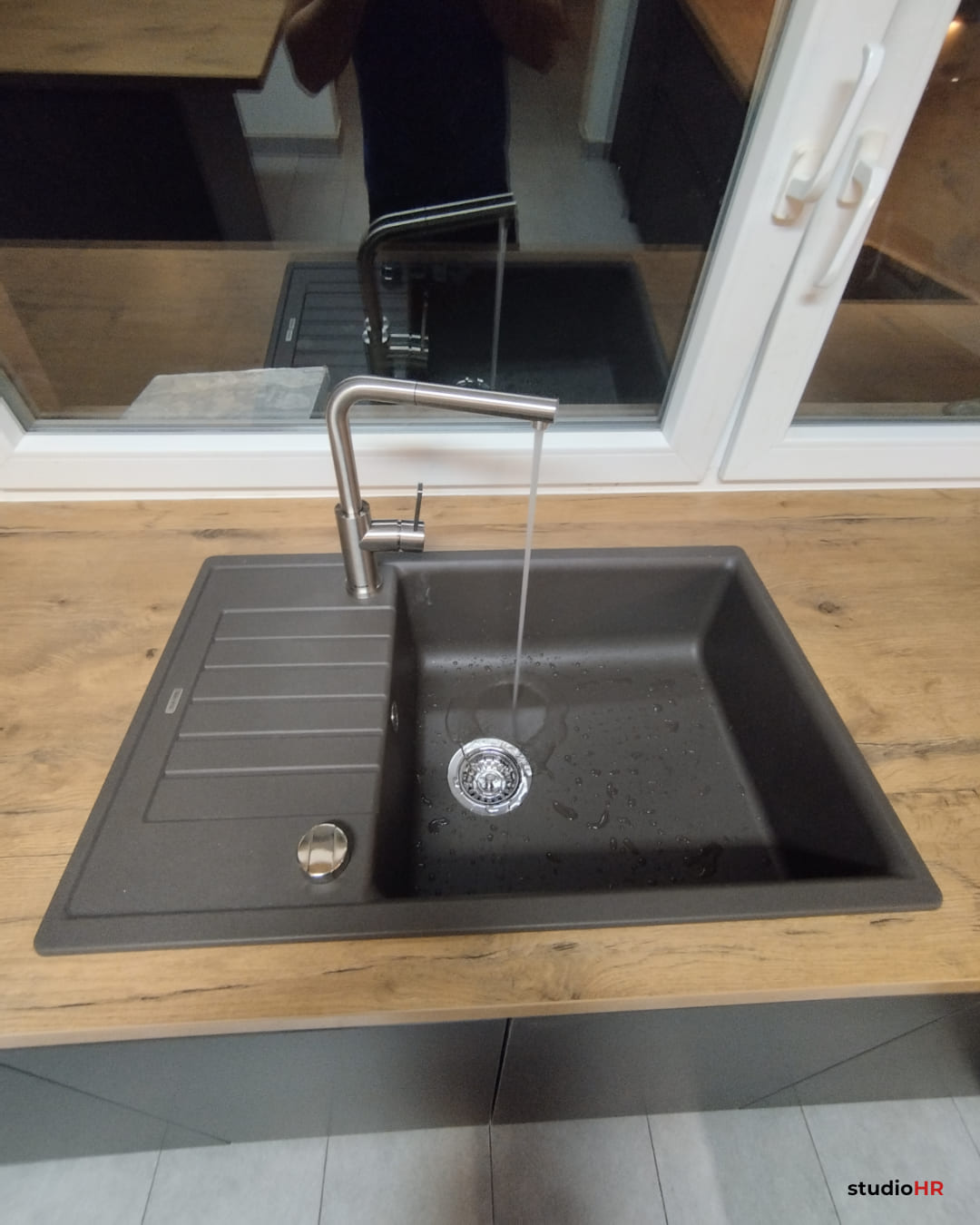 Sudoper i slavina u modernoj DanKuchen Silbermond kuhinji s tekućom vodom