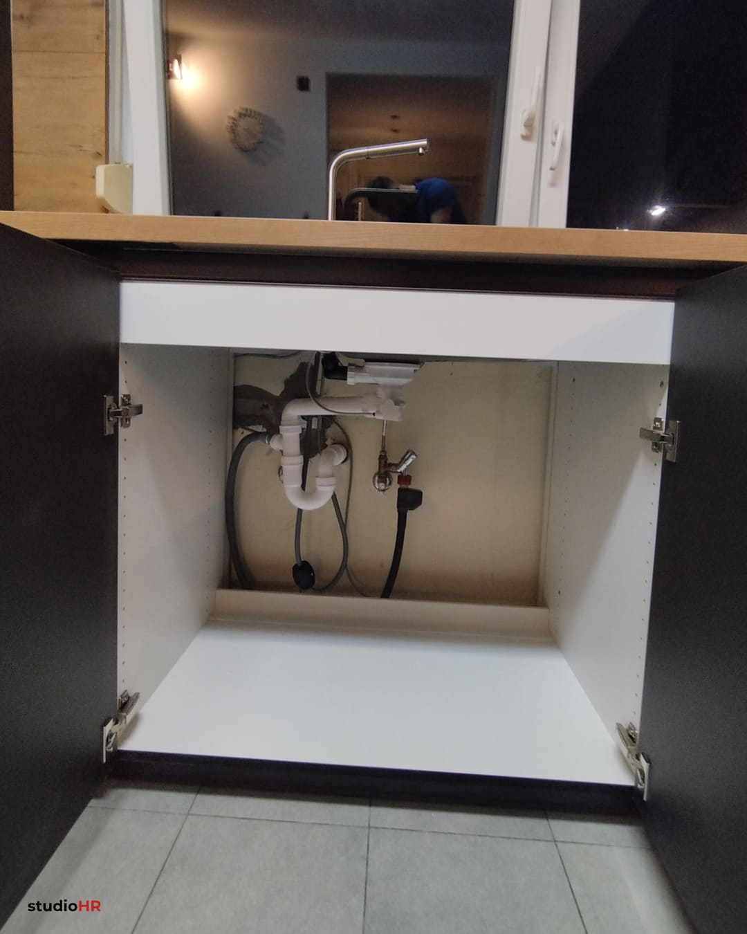 Unutrašnjost ormarića ispod sudopera s instalacijama u DanKuchen Silbermond kuhinji