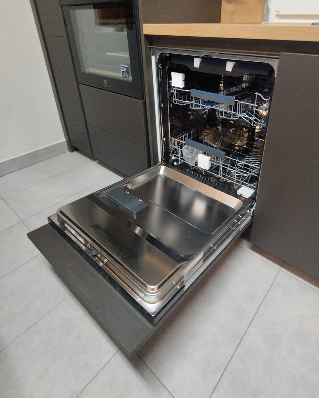Ugradbena perilica posuđa otvorena u DanKuchen Silbermond kuhinji